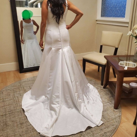 Size 4 ivory Satin trumpet wedding dresses with godet pleats, like new condition - Picture 10 of 16